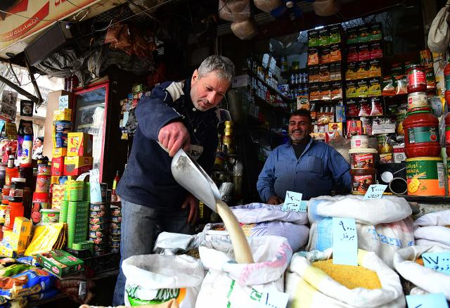 (260218) -- DAMASCUS, Feb. 18, 2026 (Xinhua) -- Vendors wait for customers ahead of Ramadan at a marketplace in Damascus, Syria, on Feb. 17, 2026. (Photo by Ammar Safarjalani/Xinhua)