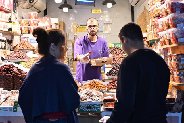(260218) -- KUWAIT CITY, Feb. 18, 2026 (Xinhua) -- People buy dates ahead of Ramadan at an old market in Kuwait City, Kuwait, Feb. 17, 2026. (Photo by Asad/Xinhua)