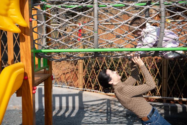 (260218) -- GUANGDE, Feb. 18, 2026 (Xinhua) -- Sasha accompanies her daughter Maya to play at a park in Dongting Town of Guangde City, east China's Anhui Province, Jan. 15, 2026. Sasha, an equestrian from Russia, once studied in Shanghai and later went to Europe to study equestrian sports, where she met coach Vasil and eventually married him. They have a lovely daughter named Maya. In 2023, Sasha's family moved to Guangde to start a new life, as her husband Vasil was invited to teach at the Yangtze River Delta International Equestrian Center.
  "Riding has always been my favorite," Sasha said in Chinese. Sasha's family now lives near the equestrian center, where she trains daily in equestrian show jumping, takes walks with her beloved horse, and sometimes helps with horse training. Looking ahead, she hopes to participate in more equestrian competitions and to one day own her own ranch.
  Beyond the racetrack, Sasha engages in cultural activities to learn about local customs and traditions. Her daughter Maya attends a local kindergarten and has learned Chinese. Her husband Vasil's equestrian teaching is well received by students. These experiences have helped Sasha feel a sense of belonging in a place once unfamiliar to her. "Guangde is picturesque and has friendly people. Living and training here makes me feel wonderful," said Sasha. (Xinhua/Zhang Duan)