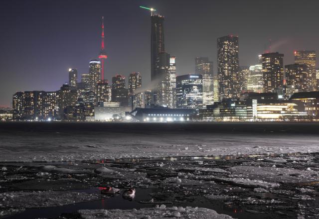 (260218) -- TORONTO, Feb. 18, 2026 (Xinhua) -- The Canadian National Tower (CN Tower) is lit in red to celebrate the Chinese New Year in Toronto, Canada, Feb. 17, 2026. (Photo by Zou Zheng/Xinhua)