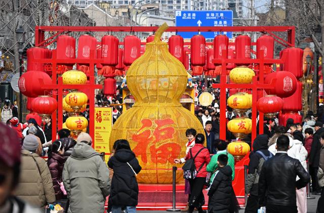 (260218) -- QINGDAO, Feb. 18, 2026 (Xinhua) -- People visit Zhongshan Road in Qingdao, east China's Shandong Province, Feb. 17, 2026. During the Spring Festival holiday, people in Qingdao participated in various events to experience the festive atmosphere. (Xinhua/Li Ziheng)