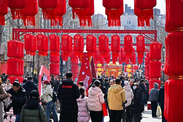 (260218) -- QINGDAO, Feb. 18, 2026 (Xinhua) -- People visit Zhongshan Road in Qingdao, east China's Shandong Province, Feb. 17, 2026. During the Spring Festival holiday, people in Qingdao participated in various events to experience the festive atmosphere. (Xinhua/Li Ziheng)