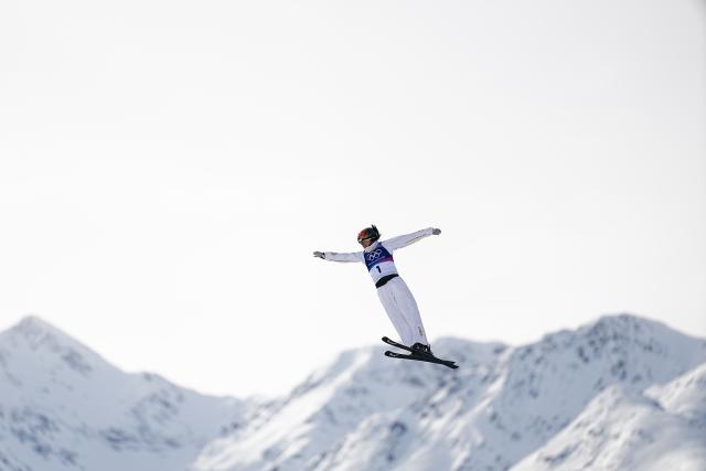 (260218) -- LIVIGNO, Feb. 18, 2026 (Xinhua) -- Xu Mengtao of China competes during the freestyle skiing women's aerials qualification 1 at the Milan-Cortina 2026 Olympic Winter Games in Livigno, Italy, Feb. 18, 2026. (Xinhua/Wu Huiwo)