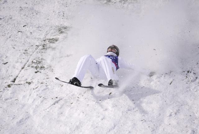 (260218) -- LIVIGNO, Feb. 18, 2026 (Xinhua) -- Xu Mengtao of China competes during the freestyle skiing women's aerials qualification 1 at the Milan-Cortina 2026 Olympic Winter Games in Livigno, Italy, Feb. 18, 2026. (Xinhua/Hu Chao)