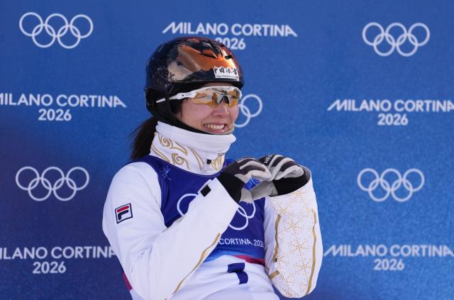 (260218) -- LIVIGNO, Feb. 18, 2026 (Xinhua) -- Xu Mengtao of China reacts during the freestyle skiing women's aerials qualification 1 at the Milan-Cortina 2026 Olympic Winter Games in Livigno, Italy, Feb. 18, 2026. (Xinhua/Hu Chao)