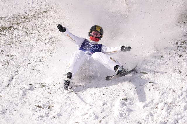 (260218) -- LIVIGNO, Feb. 18, 2026 (Xinhua) -- Kong Fanyu of China competes during the freestyle skiing women's aerials qualification 1 at the Milan-Cortina 2026 Olympic Winter Games in Livigno, Italy, Feb. 18, 2026. (Xinhua/Hu Chao)