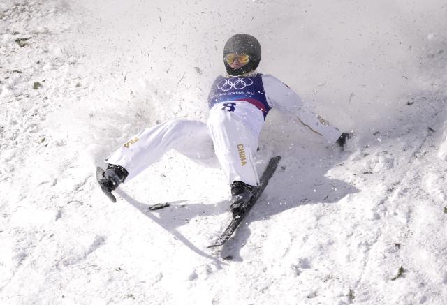 (260218) -- LIVIGNO, Feb. 18, 2026 (Xinhua) -- Chen Meiting of China competes during the freestyle skiing women's aerials qualification 1 at the Milan-Cortina 2026 Olympic Winter Games in Livigno, Italy, Feb. 18, 2026. (Xinhua/Hu Chao)