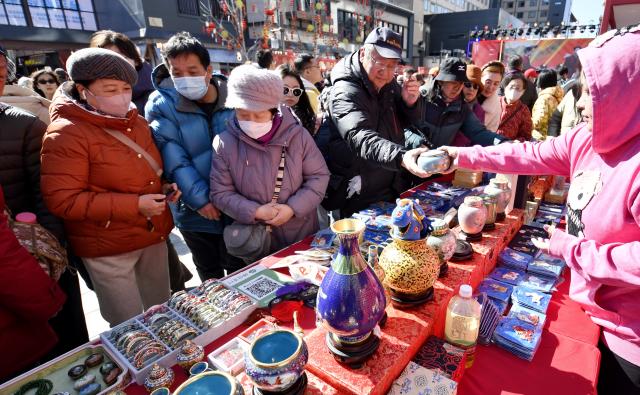 (260218) -- BEIJING, Feb. 18, 2026 (Xinhua) -- People buy handicrafts during a Spring Festival fair at Longfusi in Beijing, capital of China, Feb. 18, 2026. People visit cultural scenic areas in Beijing to feel the festive atmosphere of the Spring Festival. (Xinhua/Li Xin)