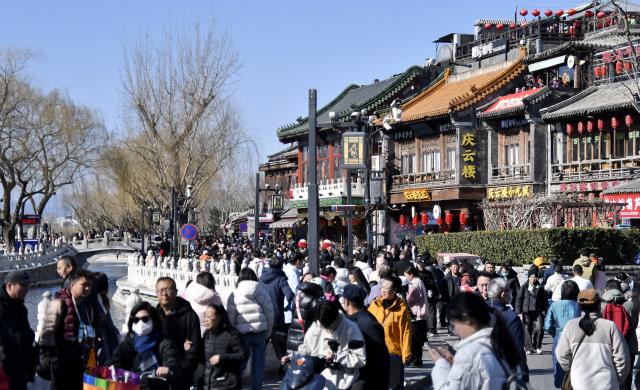(260218) -- BEIJING, Feb. 18, 2026 (Xinhua) -- People visit Houhai scenic area in Beijing, capital of China, Feb. 18, 2026. People visit cultural scenic areas in Beijing to feel the festive atmosphere of the Spring Festival. (Xinhua/Li Xin)