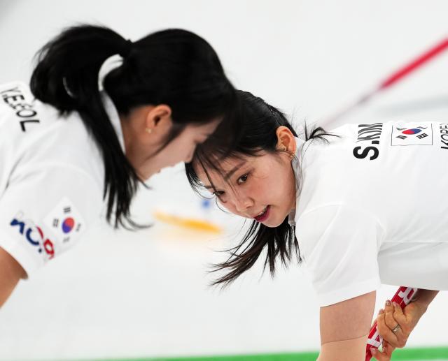 (260218) -- CORTINA D'AMPEZZO, Feb. 18, 2026 (Xinhua) -- Kim Suji (R) of South Korea competes during the curling women's round robin session 10 match between Sweden and South Korea at the 2026 Milan-Cortina Winter Olympics in Cortina, Italy, Feb. 18, 2026. (Xinhua/Li Gang)