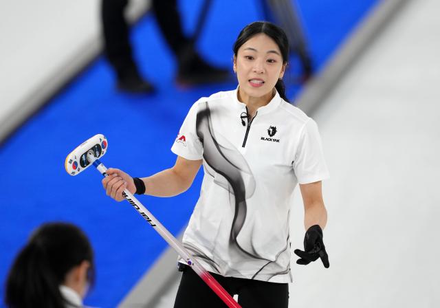 (260218) -- CORTINA D'AMPEZZO, Feb. 18, 2026 (Xinhua) -- Kim Minji of South Korea is seen during the curling women's round robin session 10 match between Sweden and South Korea at the 2026 Milan-Cortina Winter Olympics in Cortina, Italy, Feb. 18, 2026. (Xinhua/Li Gang)