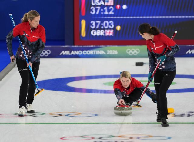 (260218) -- CORTINA D'AMPEZZO, Feb. 18, 2026 (Xinhua) -- Cory Thiesse (C) of the United States competes during the curling women's round robin session 10 match between the United States and Britain at the 2026 Milan-Cortina Winter Olympics in Cortina, Italy, Feb. 18, 2026. (Xinhua/Li Gang)