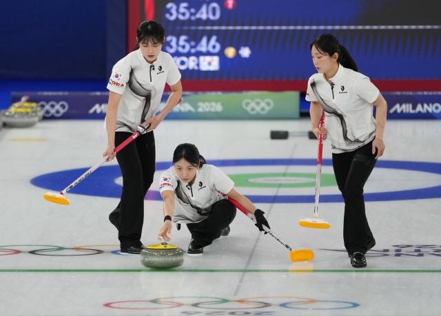 (260218) -- CORTINA D'AMPEZZO, Feb. 18, 2026 (Xinhua) -- Kim Minji (C) of South Korea competes during the curling women's round robin session 10 match between Sweden and South Korea at the 2026 Milan-Cortina Winter Olympics in Cortina, Italy, Feb. 18, 2026. (Xinhua/Li Gang)