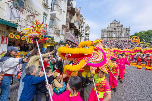 (260218) -- MACAO, Feb. 18, 2026 (Xinhua) -- Dragon dancers perform during a celebration of the Spring Festival in front of the Ruins of St. Paul's in south China's Macao, Feb. 18, 2026. (Xinhua/Cheong Kam Ka)