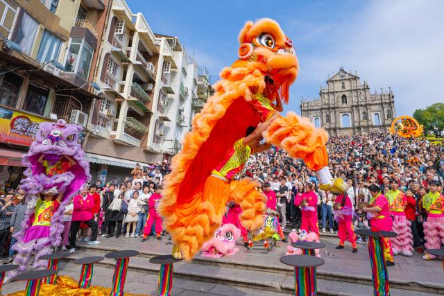 (260218) -- MACAO, Feb. 18, 2026 (Xinhua) -- Lion dancers perform during a celebration of the Spring Festival in front of the Ruins of St. Paul's in south China's Macao, Feb. 18, 2026. (Xinhua/Cheong Kam Ka)