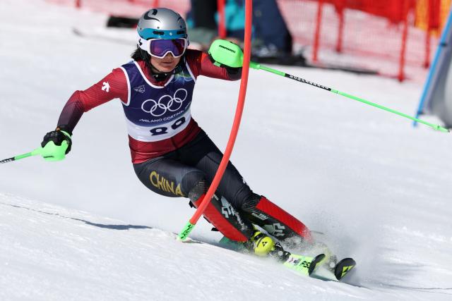 (260218) -- CORTINA D'AMPEZZO, Feb. 18, 2026 (Xinhua) -- Zhang Yuying of China competes during the alpine skiing women's slalom run 1 at the Milan-Cortina 2026 Olympic Winter Games in Cortina, Italy, Feb. 18, 2026. (Xinhua/Zhang Chenlin)