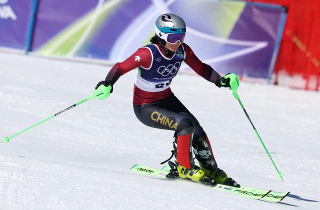 (260218) -- CORTINA D'AMPEZZO, Feb. 18, 2026 (Xinhua) -- Zhang Yuying of China competes during the alpine skiing women's slalom run 1 at the Milan-Cortina 2026 Olympic Winter Games in Cortina, Italy, Feb. 18, 2026. (Xinhua/Zhang Chenlin)