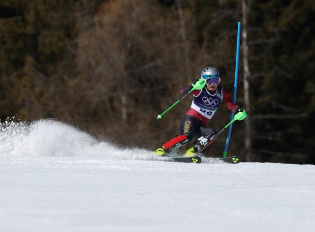 (260218) -- CORTINA D'AMPEZZO, Feb. 18, 2026 (Xinhua) -- Zhang Yuying of China competes during the alpine skiing women's slalom run 1 at the Milan-Cortina 2026 Olympic Winter Games in Cortina, Italy, Feb. 18, 2026. (Xinhua/Zhang Chenlin)