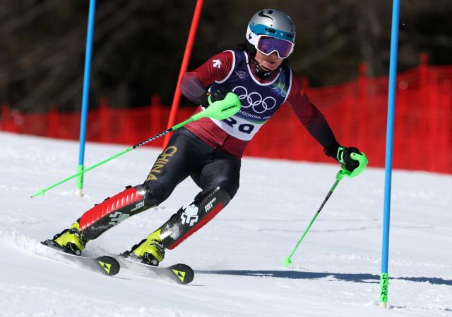 (260218) -- CORTINA D'AMPEZZO, Feb. 18, 2026 (Xinhua) -- Zhang Yuying of China competes during the alpine skiing women's slalom run 1 at the Milan-Cortina 2026 Olympic Winter Games in Cortina, Italy, Feb. 18, 2026. (Xinhua/Zhang Chenlin)
