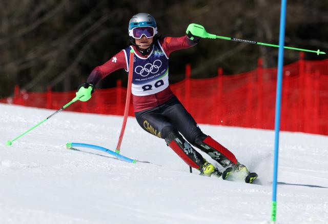 (260218) -- CORTINA D'AMPEZZO, Feb. 18, 2026 (Xinhua) -- Zhang Yuying of China competes during the alpine skiing women's slalom run 1 at the Milan-Cortina 2026 Olympic Winter Games in Cortina, Italy, Feb. 18, 2026. (Xinhua/Zhang Chenlin)
