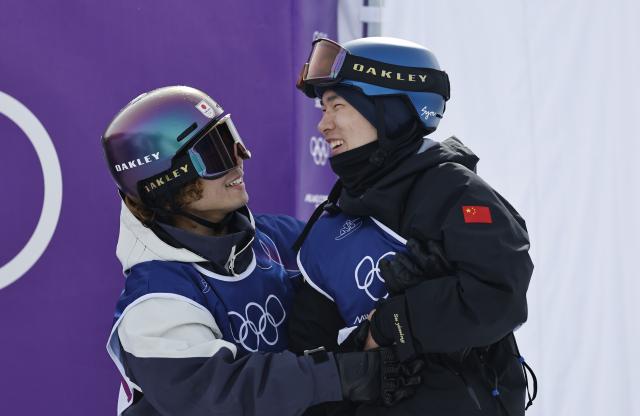 (260218) -- LIVIGNO, Feb. 18, 2026 (Xinhua) -- Su Yiming (R) of China greets Hasegawa Taiga of Japan during the snowboard men's snowboard slopestyle final at the Milan-Cortina 2026 Olympic Winter Games in Livigno, Italy, Feb. 18, 2026. (Xinhua/Wang Peng)