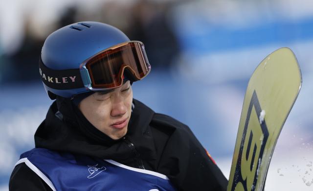 (260218) -- LIVIGNO, Feb. 18, 2026 (Xinhua) -- Su Yiming of China reacts during the snowboard men's snowboard slopestyle final at the Milan-Cortina 2026 Olympic Winter Games in Livigno, Italy, Feb. 18, 2026. (Xinhua/Wang Peng)