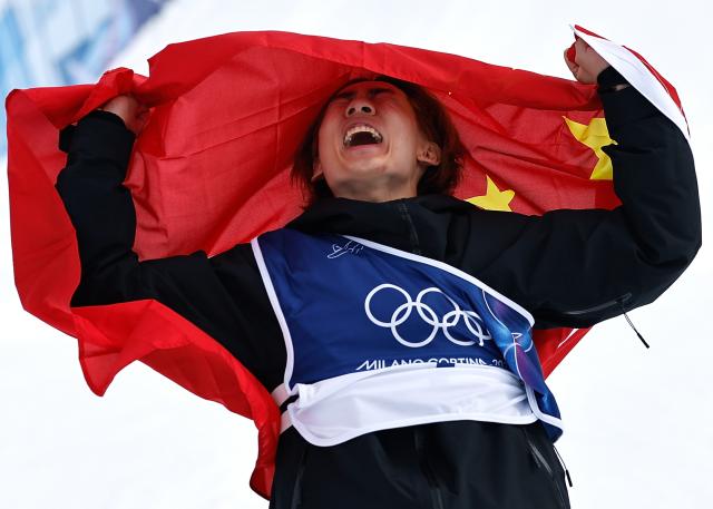 (260218) -- LIVIGNO, Feb. 18, 2026 (Xinhua) -- Su Yiming of China celebrates after the snowboard men's snowboard slopestyle final at the Milan-Cortina 2026 Olympic Winter Games in Livigno, Italy, Feb. 18, 2026. (Xinhua/Wang Peng)