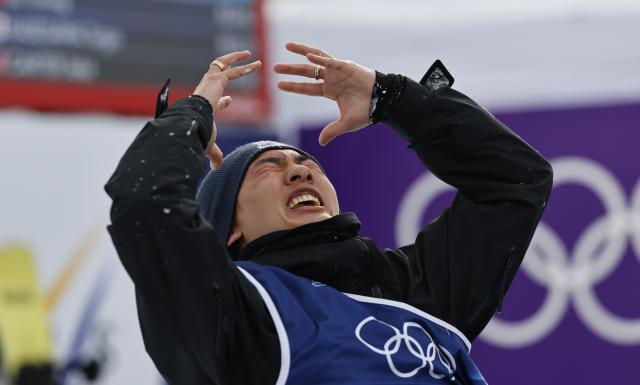 (260218) -- LIVIGNO, Feb. 18, 2026 (Xinhua) -- Su Yiming of China reacts after the snowboard men's snowboard slopestyle final at the Milan-Cortina 2026 Olympic Winter Games in Livigno, Italy, Feb. 18, 2026. (Xinhua/Wang Peng)