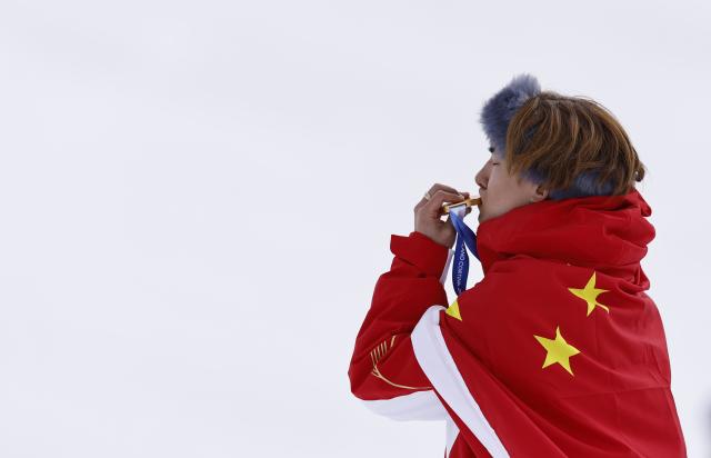 (260218) -- LIVIGNO, Feb. 18, 2026 (Xinhua) -- Gold medalist Su Yiming of China kisses his medal during the awarding ceremony for the snowboard men's snowboard slopestyle at the Milan-Cortina 2026 Olympic Winter Games in Livigno, Italy, Feb. 18, 2026. (Xinhua/Wang Peng)