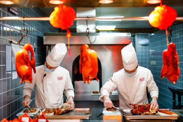 (260218) -- BEIJING, Feb. 18, 2026 (Xinhua) -- Chefs prepare meals for customers at a restaurant in Binhai New Area of north China's Tianjin, Feb. 18, 2026. During this Spring Festival holiday, traditional Chinese New Year food and trendy cuisines have altogether become highlights for peoples' holiday consumption. (Photo by Du Penghui/Xinhua)