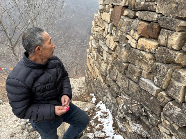 (260218) -- TIANJIN, Feb. 18, 2026 (Xinhua) -- Lu Xueyan, a Great Wall protector, patrols a section of the Great Wall in north China's Tianjin, Dec. 18, 2025.
  TO GO WITH "Across China: The long watch along the Great Wall" (Xinhua/Ma Bowen)