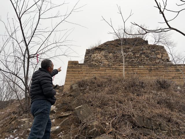(260218) -- TIANJIN, Feb. 18, 2026 (Xinhua) -- Lu Xueyan, a Great Wall protector, patrols a section of the Great Wall in north China's Tianjin, Dec. 18, 2025.
  TO GO WITH "Across China: The long watch along the Great Wall" (Xinhua/Ma Bowen)