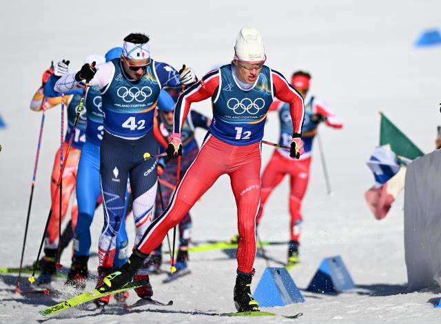 (260218) -- TESERO, Feb. 18, 2026 (Xinhua) -- Johannes Hoesflot Klaebo (front) of Norway competes during the cross-country skiing men's team sprint free final at the Milan-Cortina 2026 Olympic Winter Games in Tesero, Italy, Feb. 18, 2026. (Xinhua/He Canling)