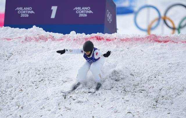 (260218) -- LIVIGNO, Feb. 18, 2026 (Xinhua) -- Chen Meiting of China competes during the freestyle skiing women's aerials final 1 at the Milan-Cortina 2026 Olympic Winter Games in Livigno, Italy, Feb. 18, 2026. (Xinhua/Hu Chao)