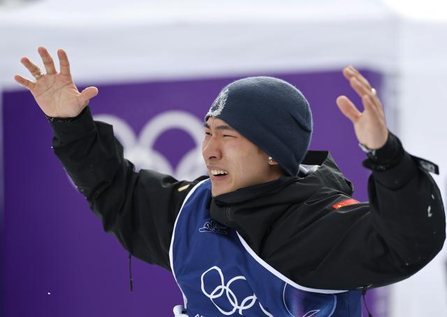 (260218) -- LIVIGNO, Feb. 18, 2026 (Xinhua) -- Su Yiming of China reacts after the snowboard men's slopestyle final at the Milan-Cortina 2026 Olympic Winter Games in Livigno, Italy, Feb. 18, 2026. (Xinhua/Wang Peng)