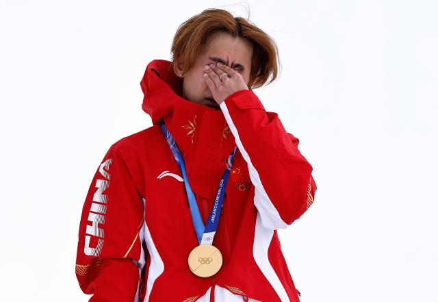 (260218) -- LIVIGNO, Feb. 18, 2026 (Xinhua) -- Gold medalist Su Yiming of China reacts during the awarding ceremony for the snowboard men's slopestyle at the Milan-Cortina 2026 Olympic Winter Games in Livigno, Italy, Feb. 18, 2026. (Xinhua/Wang Peng)