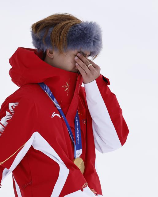 (260218) -- LIVIGNO, Feb. 18, 2026 (Xinhua) -- Gold medalist Su Yiming of China reacts during the awarding ceremony for the snowboard men's slopestyle at the Milan-Cortina 2026 Olympic Winter Games in Livigno, Italy, Feb. 18, 2026. (Xinhua/Wang Peng)