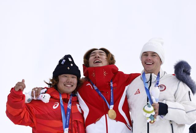 (260218) -- LIVIGNO, Feb. 18, 2026 (Xinhua) -- Gold medalist Su Yiming (C) of China, silver medalist Hasegawa Taiga (L) of Japan and bronze medalist Jake Canter of the United states react during the awarding ceremony for the snowboard men's slopestyle at the Milan-Cortina 2026 Olympic Winter Games in Livigno, Italy, Feb. 18, 2026. (Xinhua/Wang Peng)