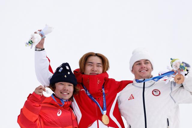 (260218) -- LIVIGNO, Feb. 18, 2026 (Xinhua) -- Gold medalist Su Yiming (C) of China, silver medalist Hasegawa Taiga (L) of Japan and bronze medalist Jake Canter of the United states pose during the awarding ceremony for the snowboard men's slopestyle at the Milan-Cortina 2026 Olympic Winter Games in Livigno, Italy, Feb. 18, 2026. (Xinhua/Wang Peng)