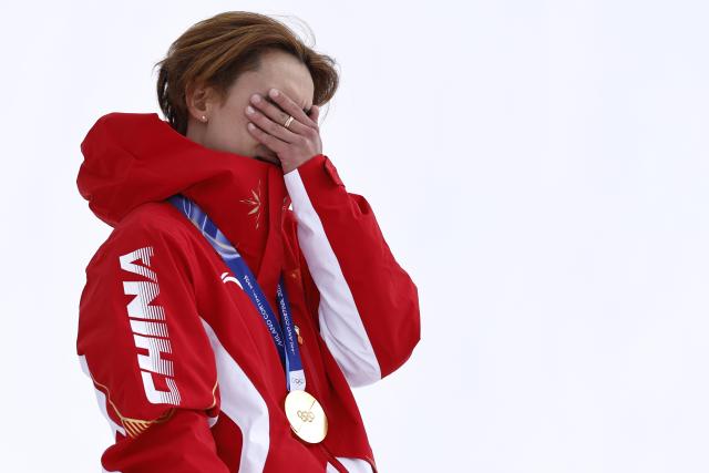 (260218) -- LIVIGNO, Feb. 18, 2026 (Xinhua) -- Gold medalist Su Yiming of China reacts during the awarding ceremony for the snowboard men's slopestyle at the Milan-Cortina 2026 Olympic Winter Games in Livigno, Italy, Feb. 18, 2026. (Xinhua/Wang Peng)