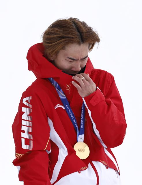 (260218) -- LIVIGNO, Feb. 18, 2026 (Xinhua) -- Gold medalist Su Yiming of China reacts during the awarding ceremony for the snowboard men's slopestyle at the Milan-Cortina 2026 Olympic Winter Games in Livigno, Italy, Feb. 18, 2026. (Xinhua/Wang Peng)