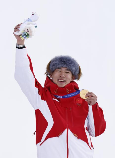 (260218) -- LIVIGNO, Feb. 18, 2026 (Xinhua) -- Gold medalist Su Yiming of China reacts during the awarding ceremony for the snowboard men's slopestyle at the Milan-Cortina 2026 Olympic Winter Games in Livigno, Italy, Feb. 18, 2026. (Xinhua/Wang Peng)