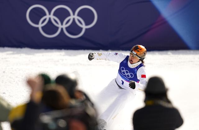 (260218) -- LIVIGNO, Feb. 18, 2026 (Xinhua) -- Xu Mengtao of China celebrates after the freestyle skiing women's aerials final 2 at the Milan-Cortina 2026 Olympic Winter Games in Livigno, Italy, Feb. 18, 2026. (Xinhua/Wu Huiwo)
