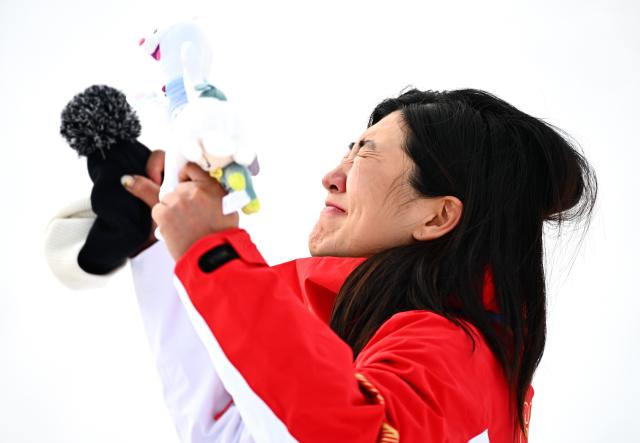 (260218) -- LIVIGNO, Feb. 18, 2026 (Xinhua) -- Gold medalist Xu Mengtao of China reacts during the awarding ceremony for the freestyle skiing women's aerials at the Milan-Cortina 2026 Olympic Winter Games in Livigno, Italy, Feb. 18, 2026. (Xinhua/Zhang Hongxiang)