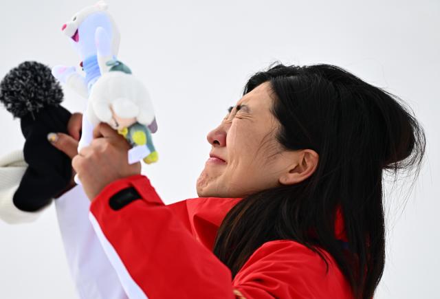 (260218) -- LIVIGNO, Feb. 18, 2026 (Xinhua) -- Gold medalist Xu Mengtao of China reacts during the awarding ceremony for the freestyle skiing women's aerials at the Milan-Cortina 2026 Olympic Winter Games in Livigno, Italy, Feb. 18, 2026. (Xinhua/Zhang Hongxiang)