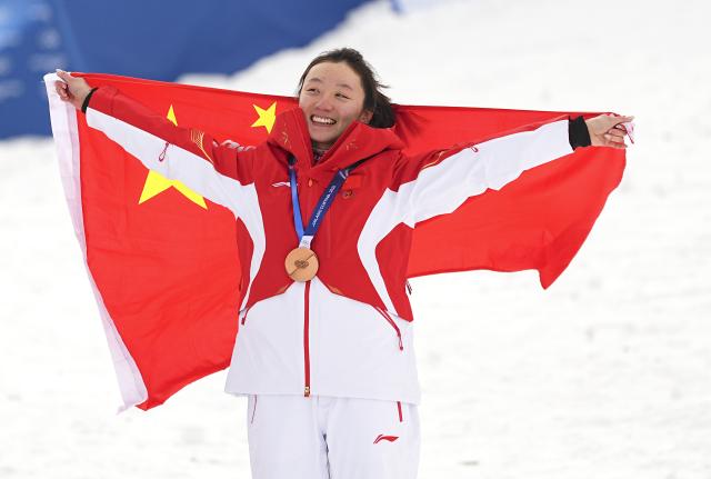(260218) -- LIVIGNO, Feb. 18, 2026 (Xinhua) -- Bronze medalist Shao Qi of China poses during the awarding ceremony for the freestyle skiing women's aerials at the Milan-Cortina 2026 Olympic Winter Games in Livigno, Italy, Feb. 18, 2026. (Xinhua/Wu Huiwo)