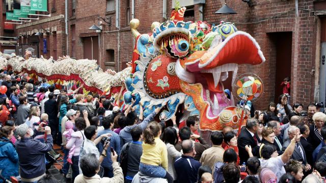 (260218) -- MELBOURNE, Feb. 18, 2026 (Xinhua) -- This file photo taken in 2018 shows the Millennium Dragon on parade in Chinatown during the Spring Festival celebrations in Melbourne, Australia.
  TO GO WITH "Feature: In Melbourne's Chinatown, a museum connects history and the present" (Photo by Gui Qing/Xinhua)