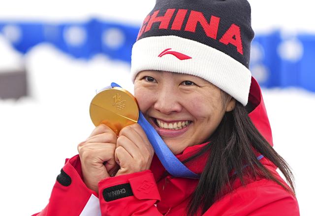 (260218) -- LIVIGNO, Feb. 18, 2026 (Xinhua) -- Gold medalist Xu Mengtao of China displays her medal during the awarding ceremony for the freestyle skiing women's aerials at the Milan-Cortina 2026 Olympic Winter Games in Livigno, Italy, Feb. 18, 2026. (Xinhua/Wu Huiwo)
