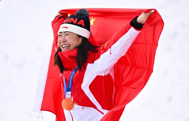 (260218) -- LIVIGNO, Feb. 18, 2026 (Xinhua) -- Gold medalist Xu Mengtao of China reacts during the awarding ceremony for the freestyle skiing women's aerials at the Milan-Cortina 2026 Olympic Winter Games in Livigno, Italy, Feb. 18, 2026. (Xinhua/Zhang Hongxiang)