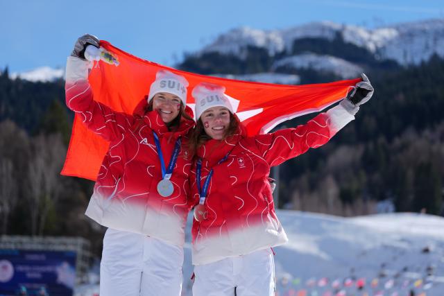 (260218) -- TESERO, Feb. 18, 2026 (Xinhua) -- Silver medalists Nadja Kaelin and Nadine Faehndrich of Switzerland pose during the awarding ceremony for the cross-country skiing women's team sprint free at the Milan-Cortina 2026 Olympic Winter Games in Tesero, Italy, Feb. 18, 2026. (Xinhua/Peng Ziyang)